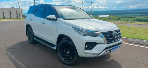 TOYOTA HILUX SW4 2.8 D-4D TURBO DIESEL SRX 7L 4X4 AUTOMÁTICO
